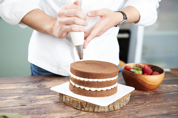 midsection-man-holding-ice-cream-table.jpg сбор торта